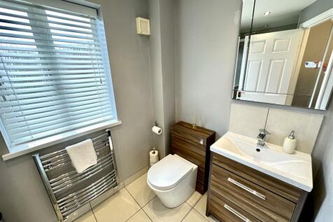 EN-SUITE SHOWER ROOM