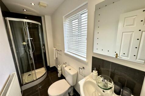 EN-SUITE SHOWER ROOM