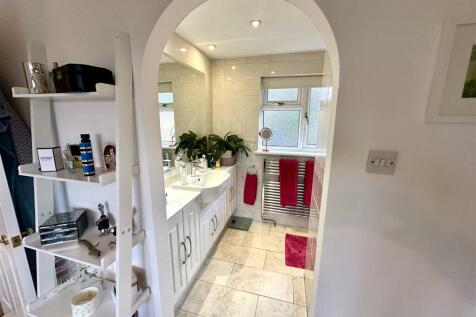 EN-SUITE SHOWER ROOM