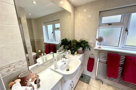 EN-SUITE SHOWER ROOM