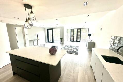 KITCHEN/FAMILY/DINING ROOM