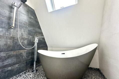 EN-SUITE BATHROOM