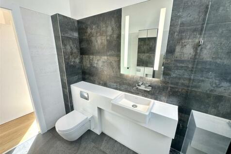 EN-SUITE BATHROOM