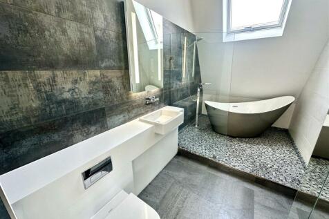 EN-SUITE BATHROOM