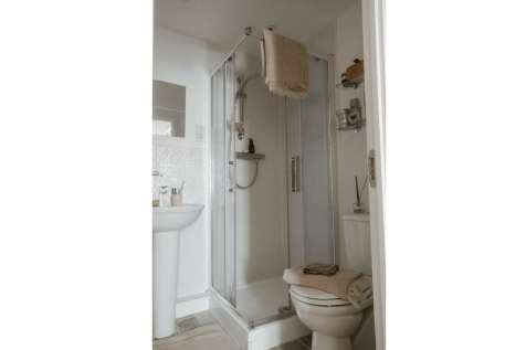 EN-SUITE SHOWER ROOM