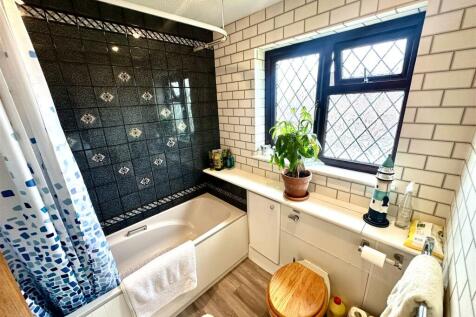 EN-SUITE BATHROOM