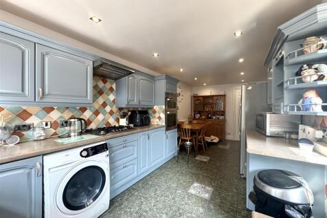 KITCHEN/BREAKFAST ROOM