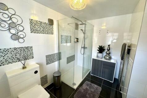 EN-SUITE SHOWER ROOM