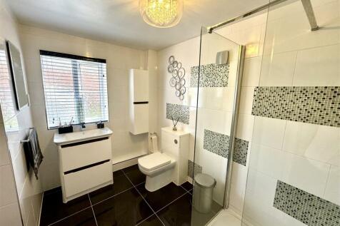 EN-SUITE SHOWER ROOM