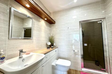 EN-SUITE SHOWER ROOM