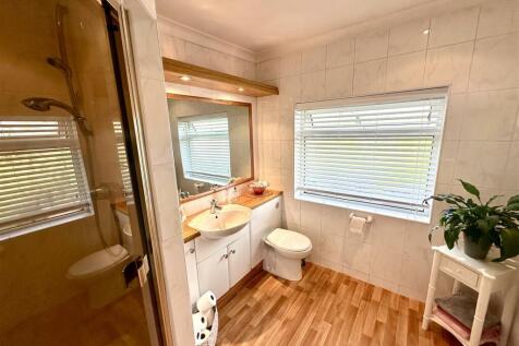 FAMILY SHOWER ROOM
