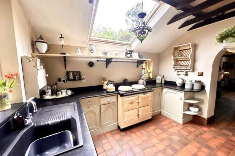 BREAKFAST ROOM/KITCHEN