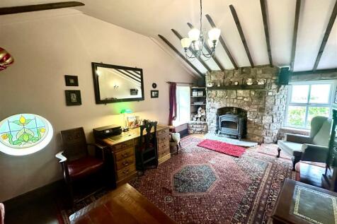 SITTING ROOM/BEDROOM