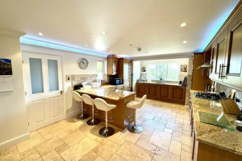 KITCHEN/BREAKFAST ROOM