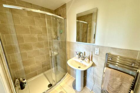 EN-SUITE SHOWER ROOM