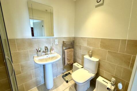 EN-SUITE SHOWER ROOM
