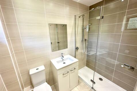 EN-SUITE SHOWER ROOM