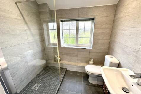 EN-SUITE SHOWER ROOM