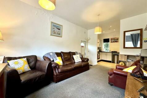 OPEN PLAN LOUNGE/DINING ROOM