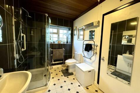 EN-SUITE/JACK &amp; JILL BATHROOM