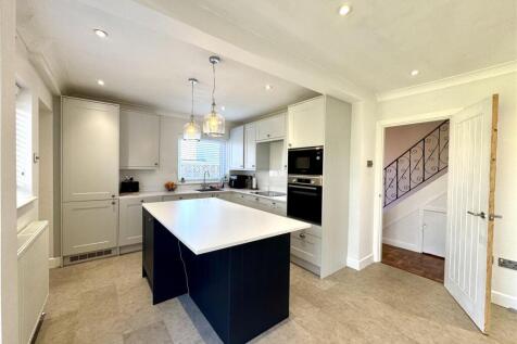 KITCHEN/FAMILY DINING ROOM