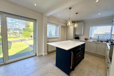 KITCHEN/FAMILY DINING ROOM