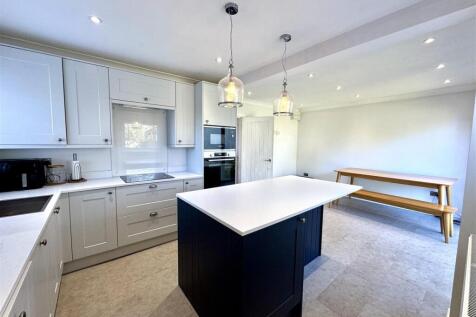KITCHEN/FAMILY DINING ROOM
