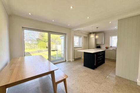 KITCHEN/FAMILY DINING ROOM