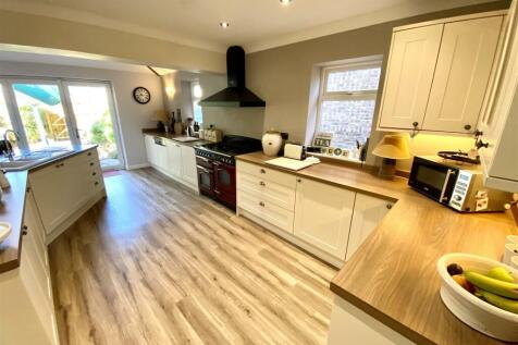 KITCHEN/FAMILY DINING ROOM