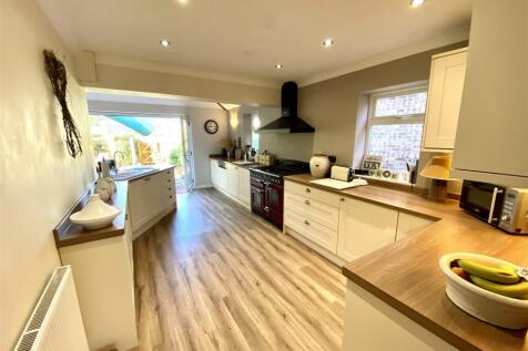 KITCHEN/FAMILY DINING ROOM
