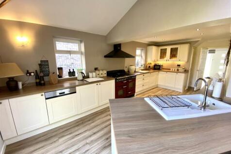 KITCHEN/FAMILY DINING ROOM