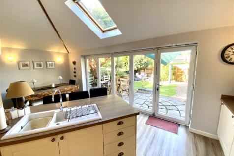 KITCHEN/FAMILY DINING ROOM