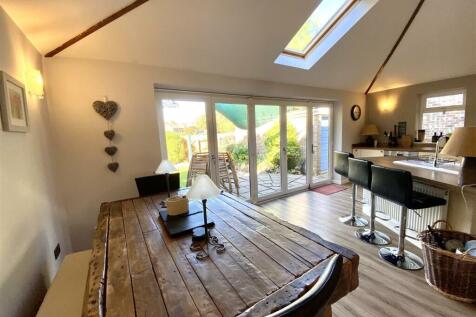 KITCHEN/FAMILY DINING ROOM