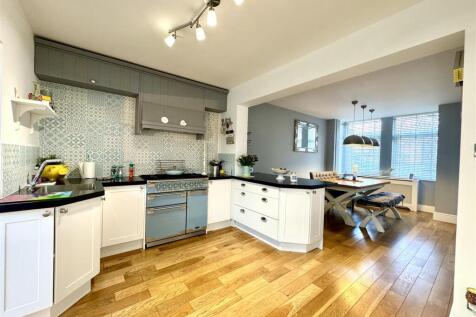 KITCHEN/BREAKFAST AREA