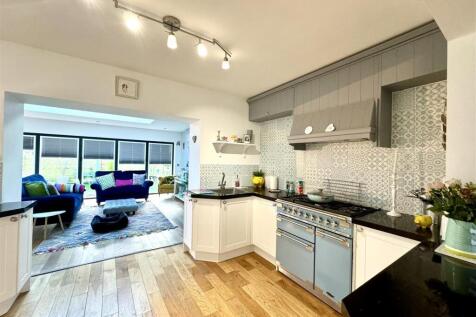 KITCHEN/BREAKFAST AREA