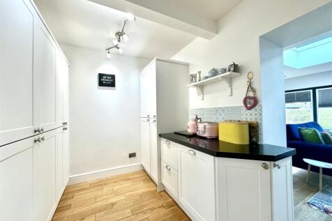 KITCHEN/BREAKFAST AREA
