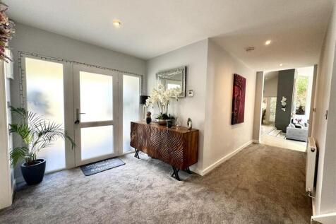 SPLIT LEVEL RECEPTION HALL