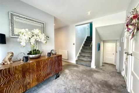 SPLIT LEVEL RECEPTION HALL