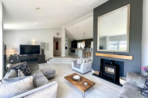 SUNKEN FAMILY/LIVING ROOM