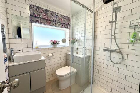 EN-SUITE SHOWER ROOM