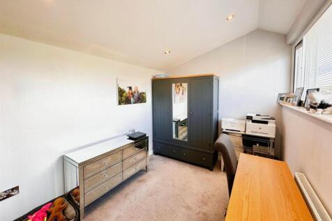 BEDROOM 5/STUDY