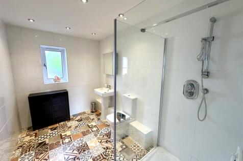 EN-SUITE SHOWER ROOM