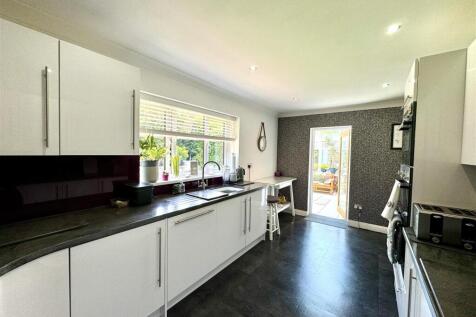 KITCHEN/BREAKFAST ROOM