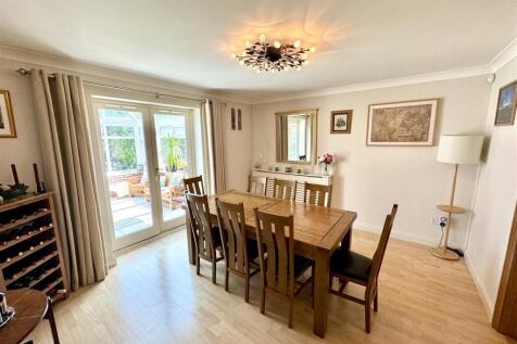 FORMAL DINING AREA