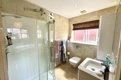 EN-SUITE SHOWER ROOM