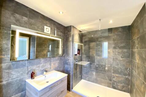 EN-SUITE SHOWER ROOM
