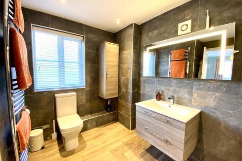 EN-SUITE SHOWER ROOM