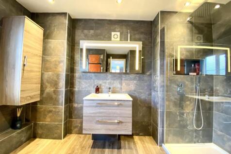 EN-SUITE SHOWER ROOM
