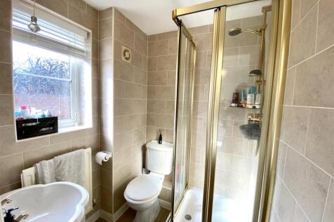 EN-SUITE SHOWER ROOM
