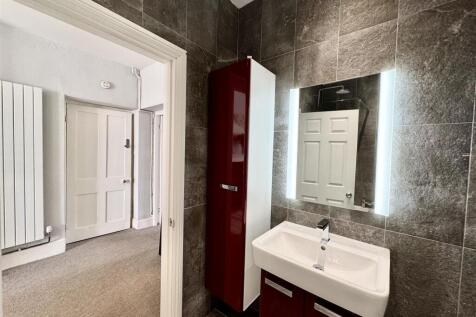 EN-SUITE BATHROOM